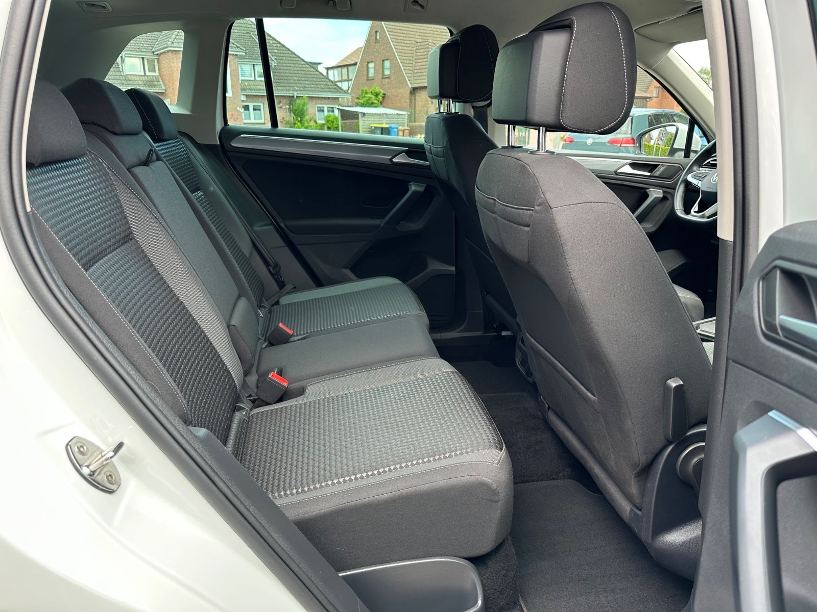Fahrzeugabbildung Volkswagen Tiguan 2.0 TDI Active AHK/Navi/LED/SHZG/ACC