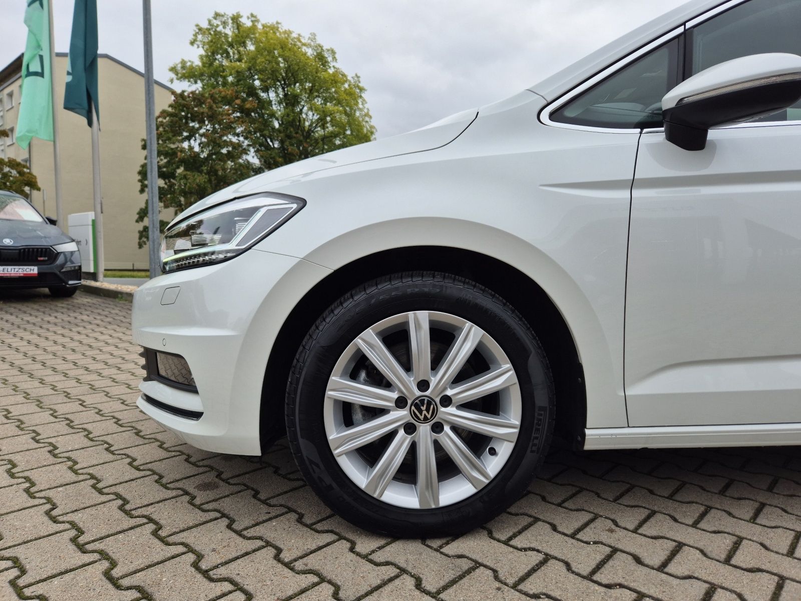 Fahrzeugabbildung Volkswagen Touran TDI Highline DSG 7-Si LED AHK Navi AID AC