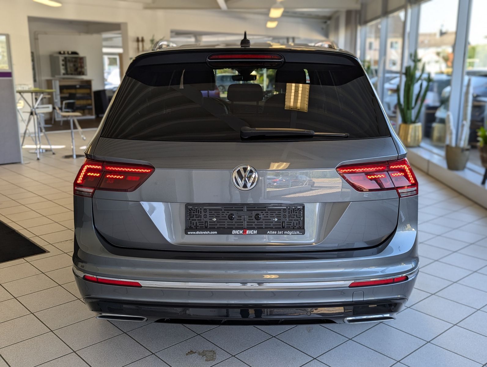 Fahrzeugabbildung Volkswagen Tiguan Allspace TDI DSG 4M 2x R-Line Pano 19 AHK