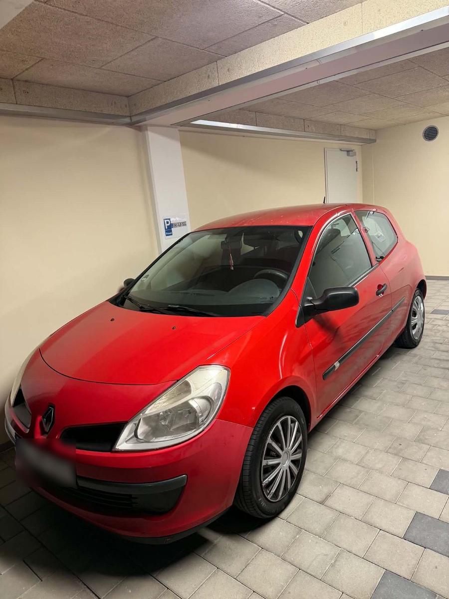 Renault Clio 2006 — вигляд ззаду