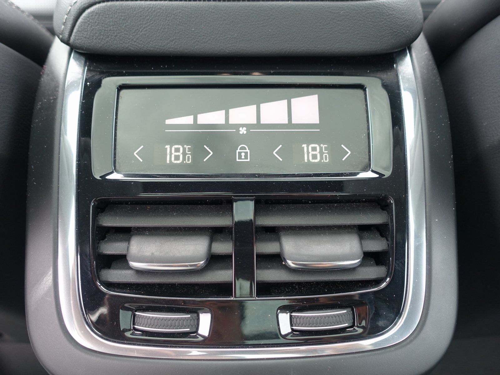 Volvo XC60 B4 Diesel R-Design 2WD Panorama H&K AHK LED foto 15