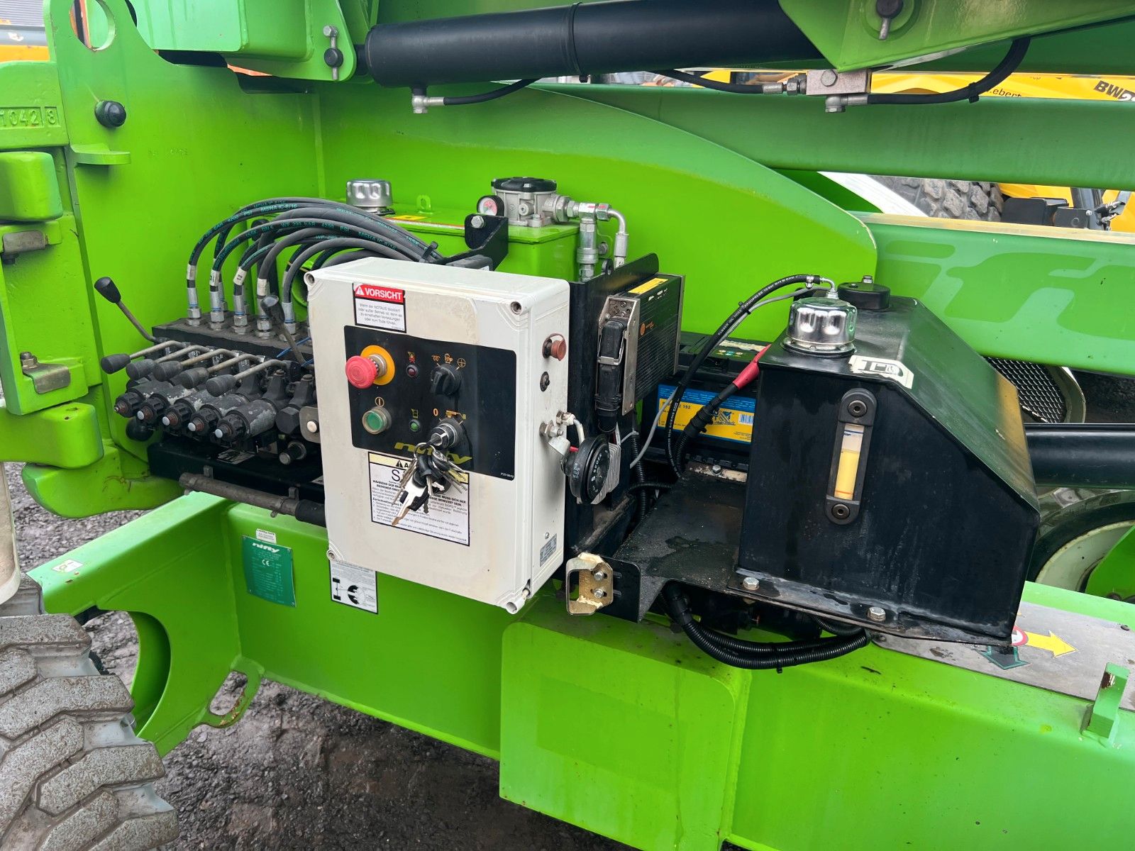 Fahrzeugabbildung Niftylift HR17D 4X4 / 1.636h / 17m Arbeithöhe