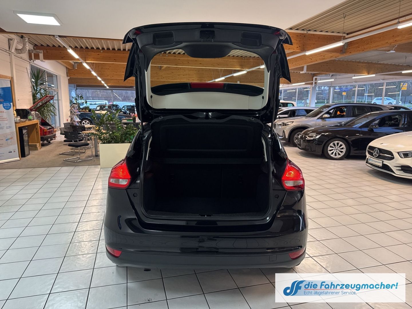 Fahrzeugabbildung Ford Focus Business CarPlay Zahnriemen neu Mehrzonenk