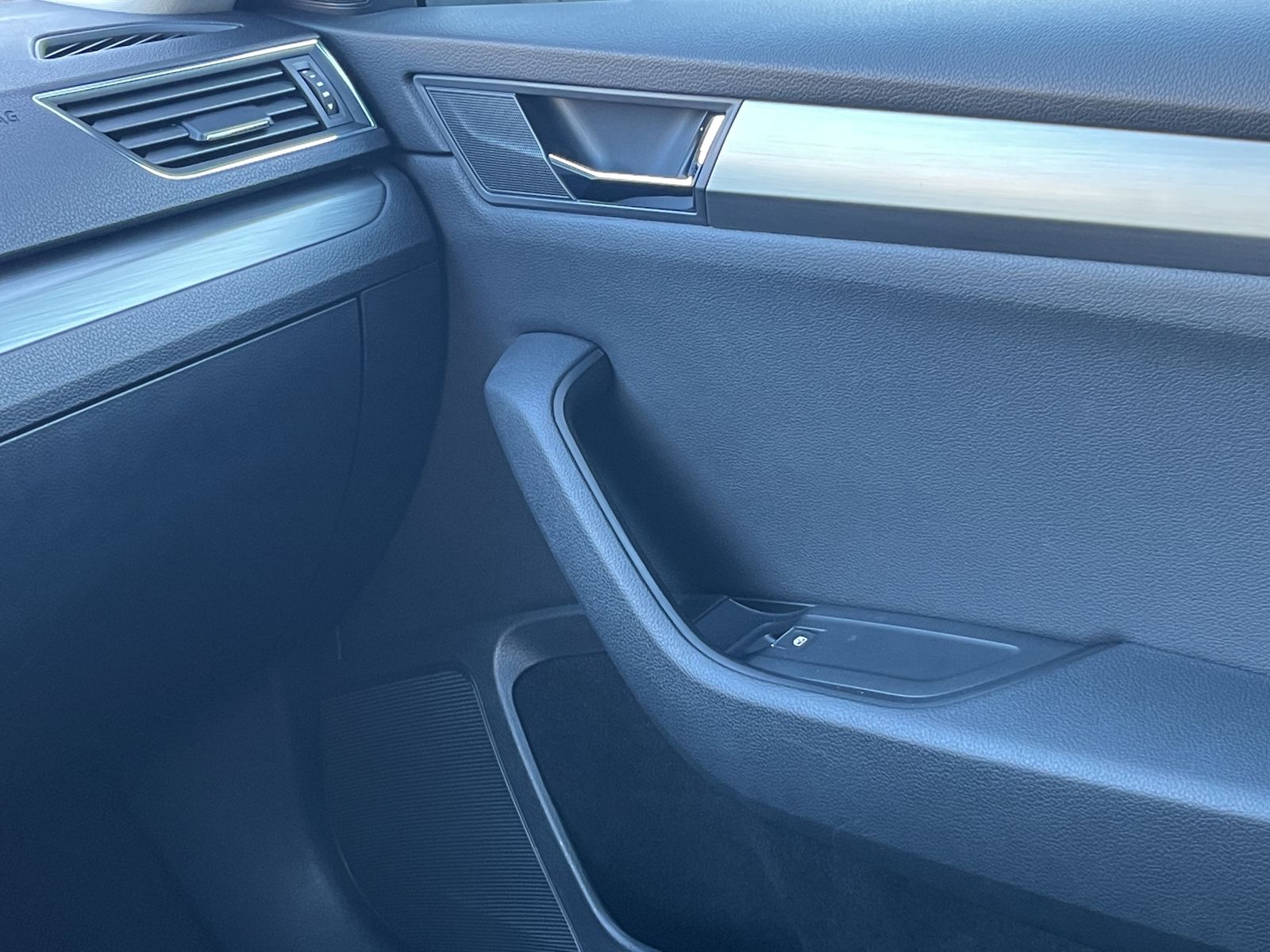 Fahrzeugabbildung SKODA Superb 2.0 TDI*DSG*SHZ*PDC*AHK*Navi*Leder*