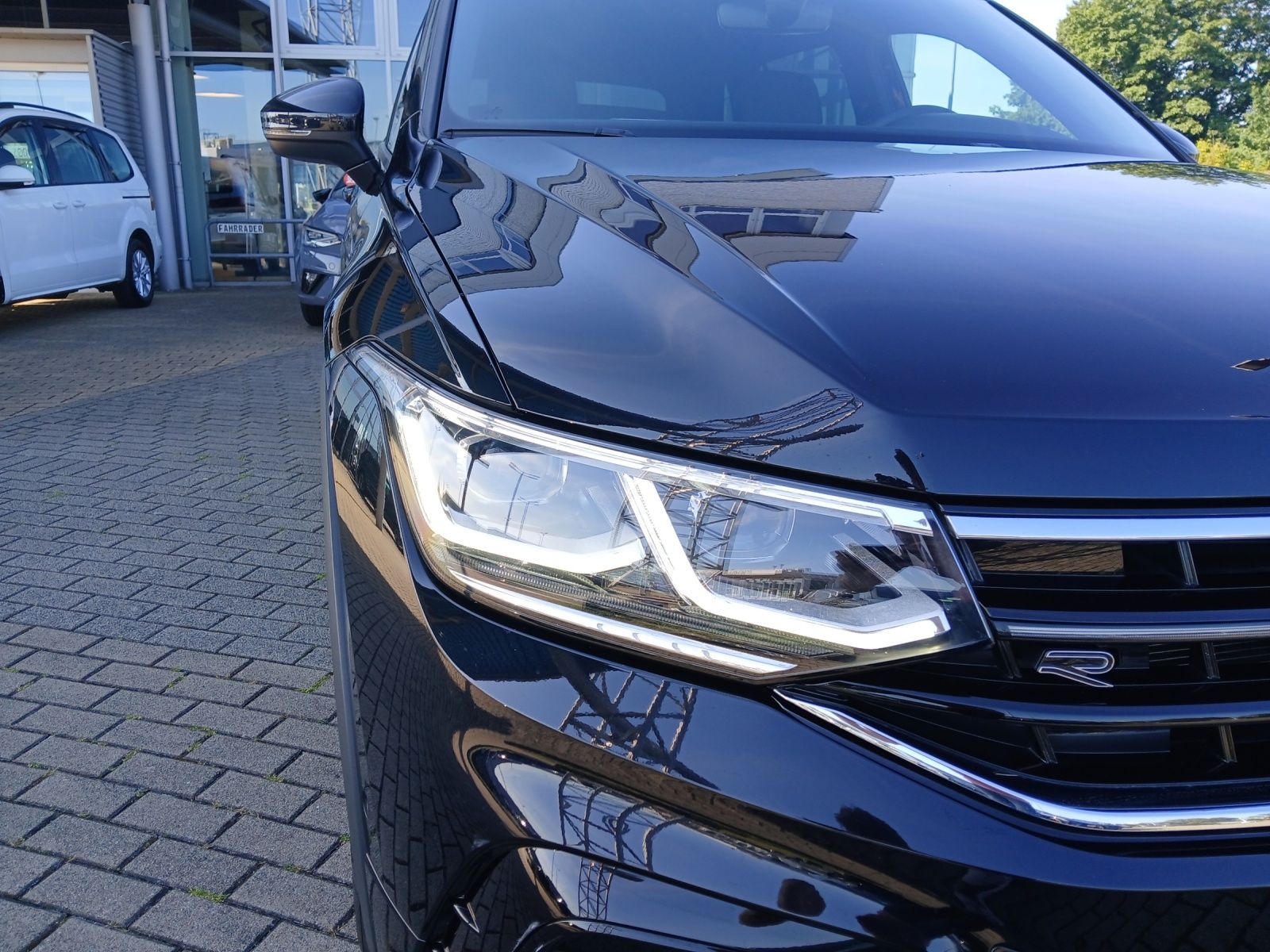 Fahrzeugabbildung Volkswagen Tiguan Allspace TSI R-Line DSG 4M Matrix Navi AI