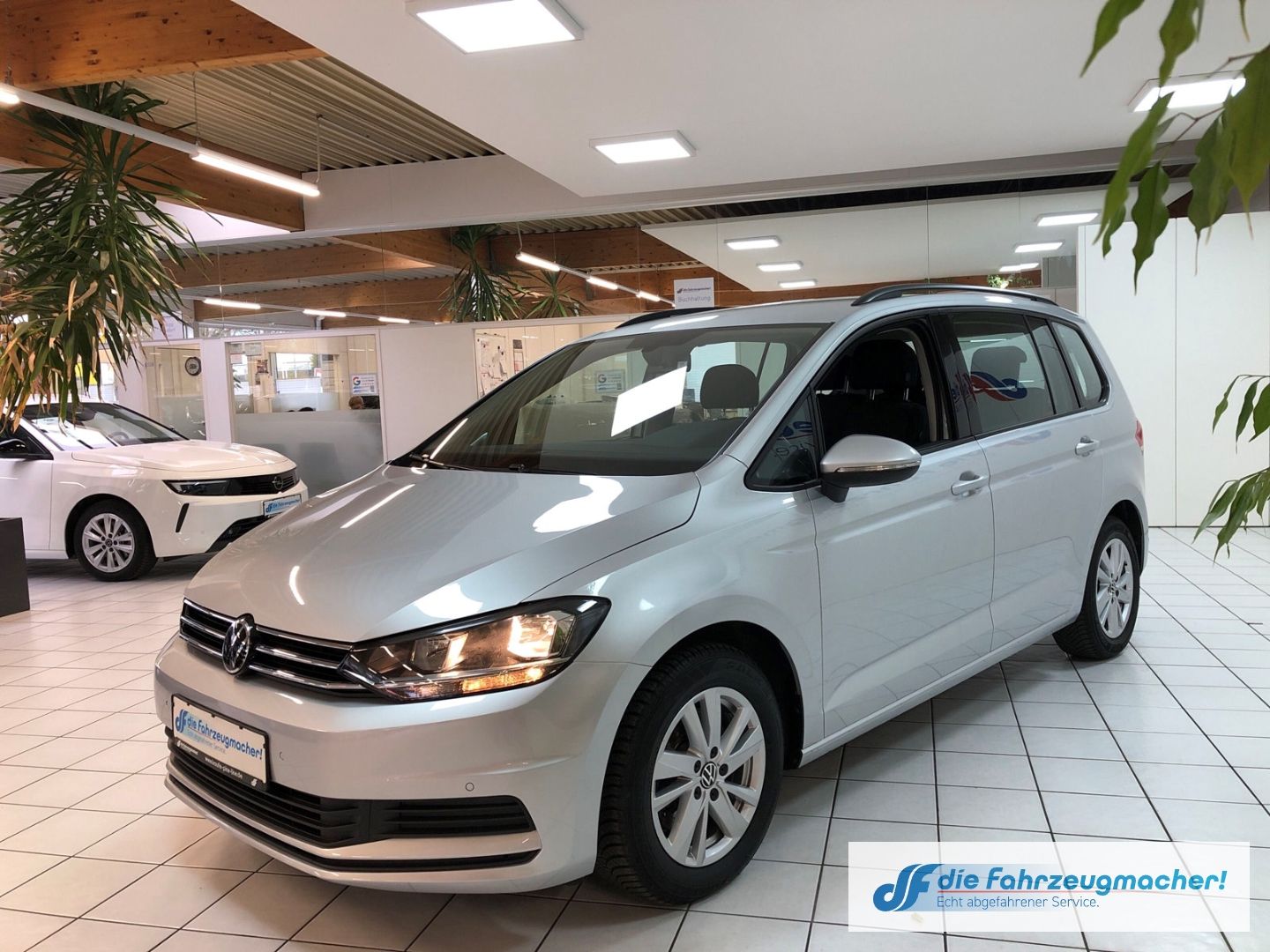 Fahrzeugabbildung Volkswagen Touran Comfortline1.5 TSI AHK-klappbar Navi 3-Zo