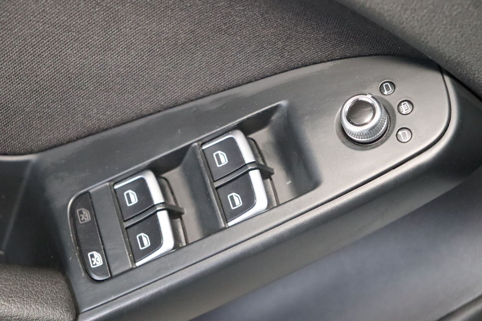 Fahrzeugabbildung Audi A4 1.8 TFSI Attraction Avant S-line * Bi-Xenon *