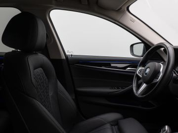 Fahrzeugabbildung BMW 520d xDr Tour AHK HUD HIFI ACC Komfortzug.