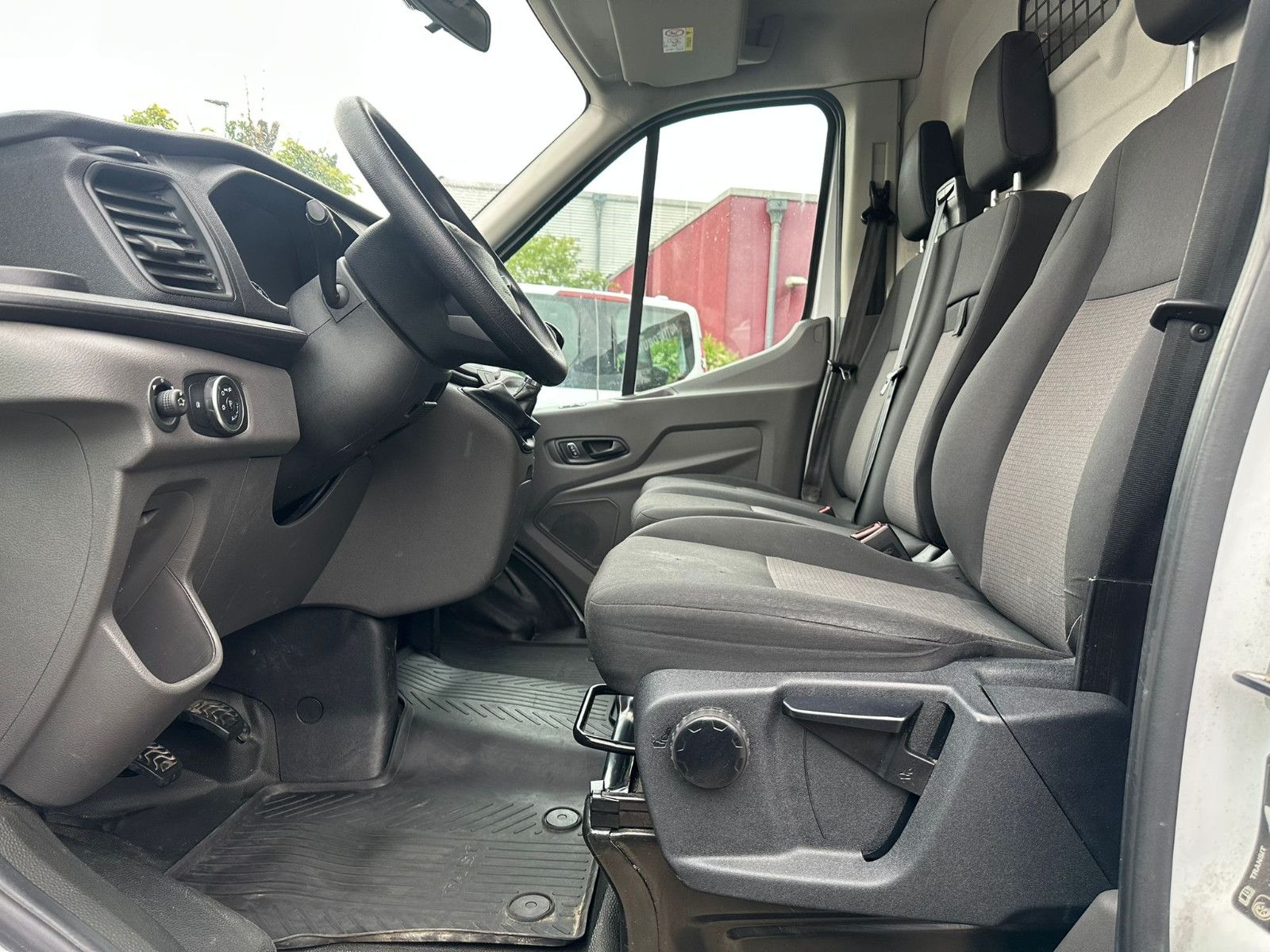 Fahrzeugabbildung Ford TRANSIT 290 L2H2 TREND* SDH* DAB*
