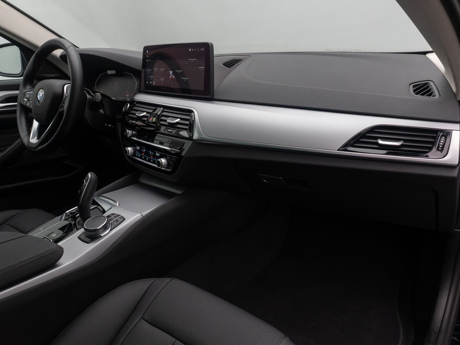 Fahrzeugabbildung BMW 520d ACC Alarm AHK Memory HUD DAB H/K Panorama