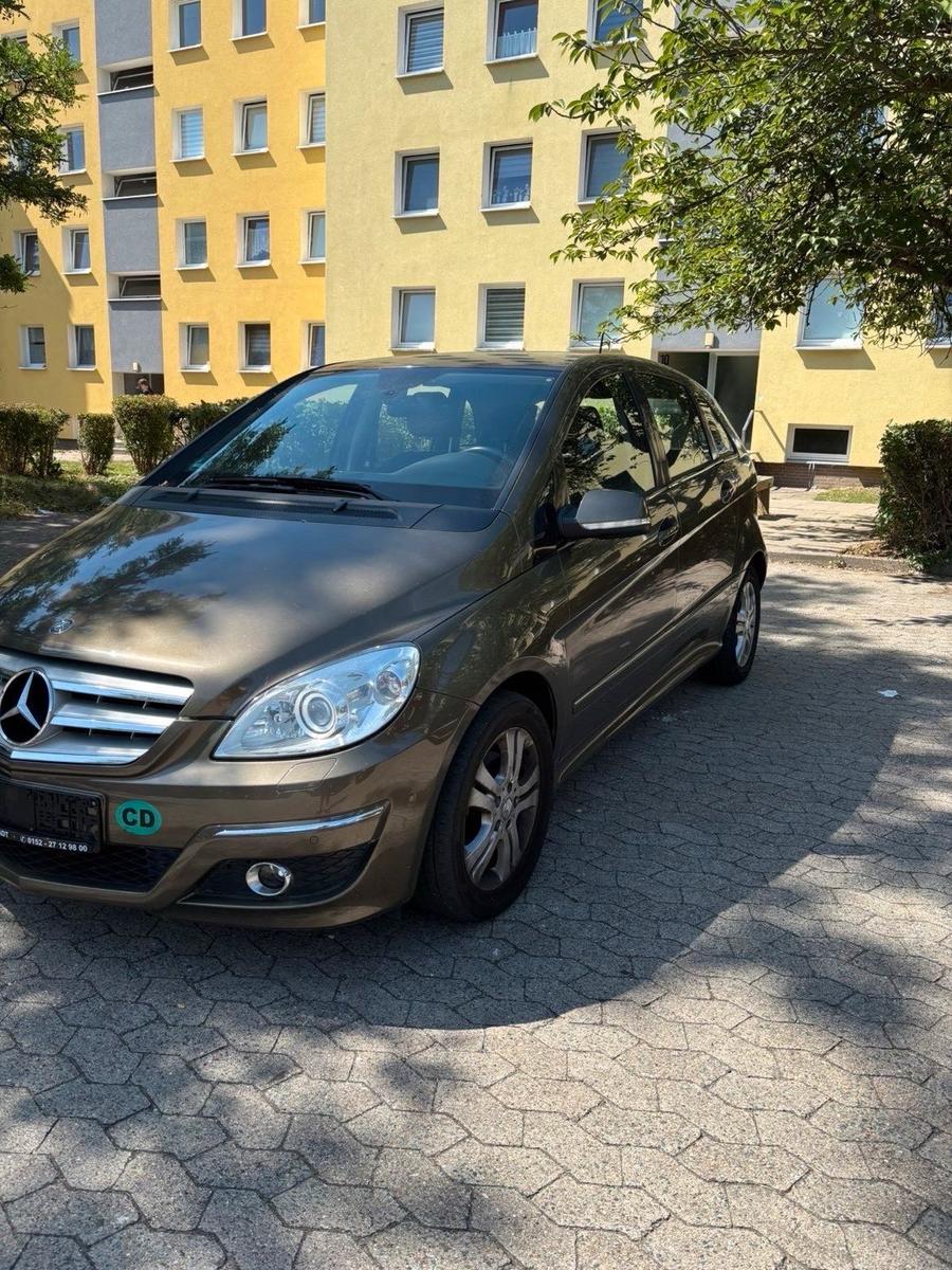 Mercedes-Benz B200 2012 — rear view