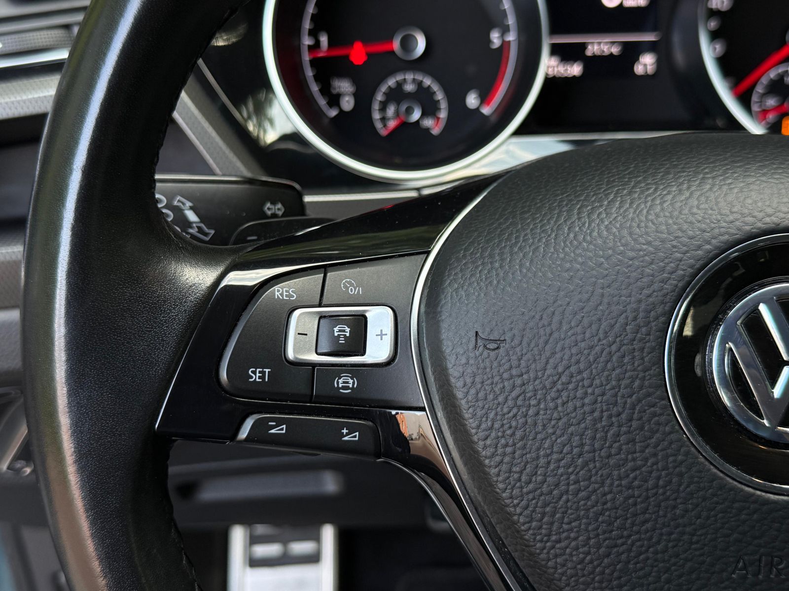 Fahrzeugabbildung Volkswagen Touran 2.0 TDI DSG IQ.DRIVE LED+ACC+NAV+SHZ+DAB