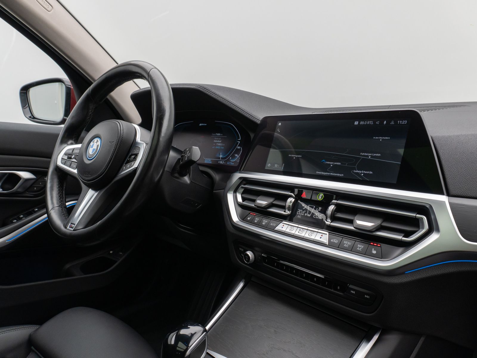 Fahrzeugabbildung BMW 320e Luxury Line Panorama Kamera DAB AHK Alarm
