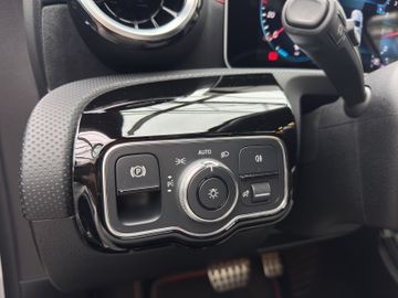 Mercedes-Benz A 220 AMG Line KeyLess+LED+Navi+Pano+SD+SHZ+LM