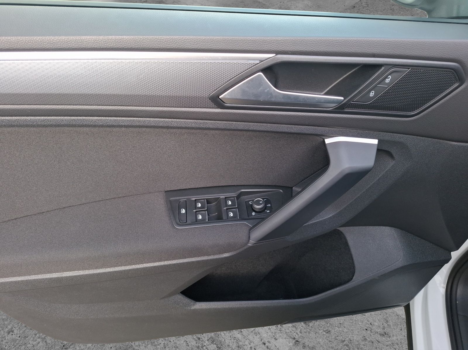 Fahrzeugabbildung Volkswagen Tiguan TDI Active DSG Standhzg Matrix Navi ACC P