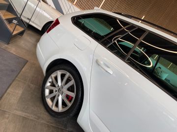 Skoda Octavia Combi RS *TEMPOMAT*NAVI*AHK*BI-XENON*