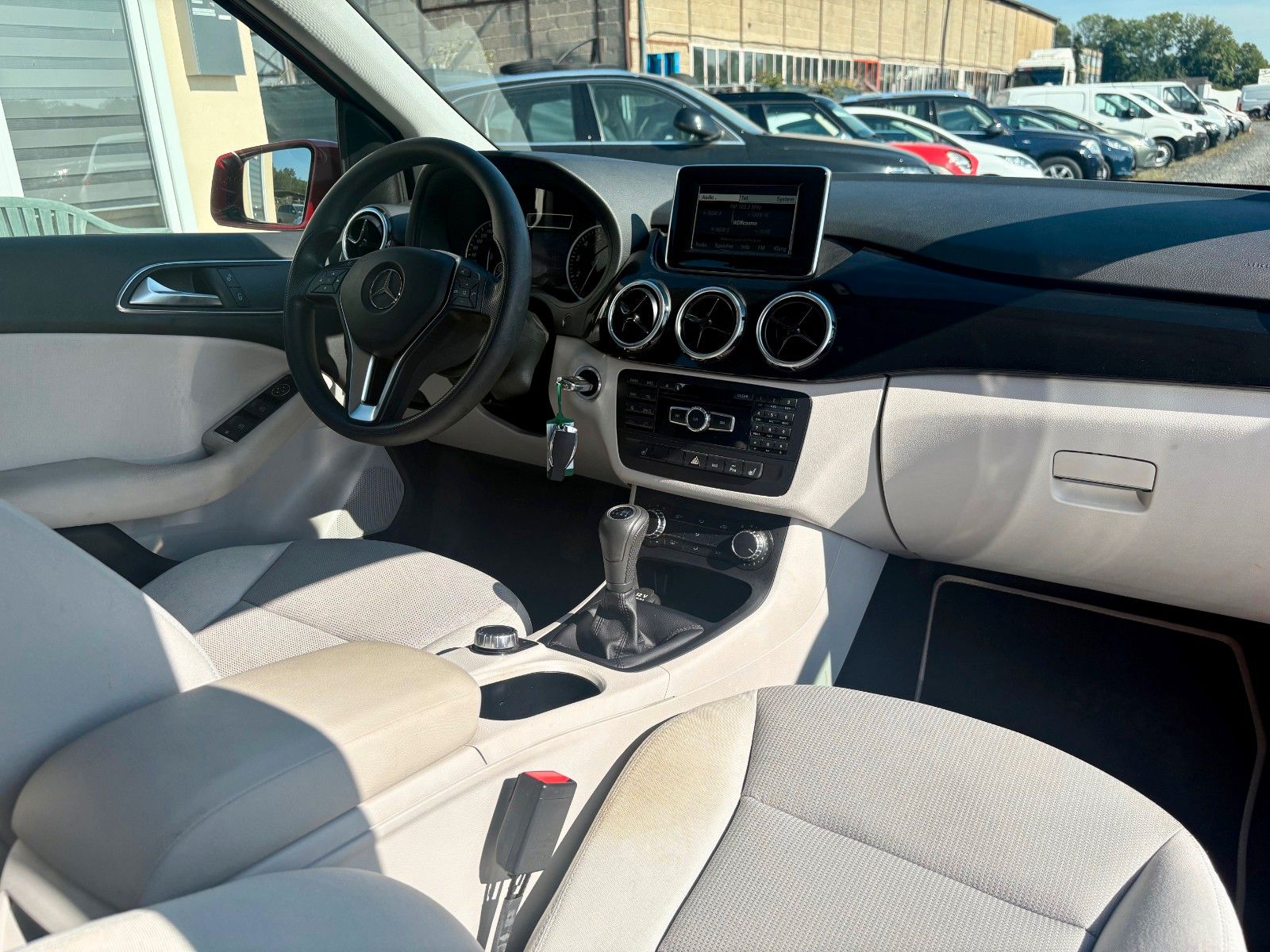 Fahrzeugabbildung Mercedes-Benz B 180 Xenon AHK 1.HAND Klima SCHECKHEFT SHZ PDC
