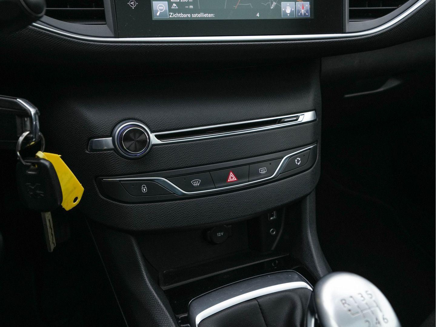 Peugeot 308 2015 — photo 13
