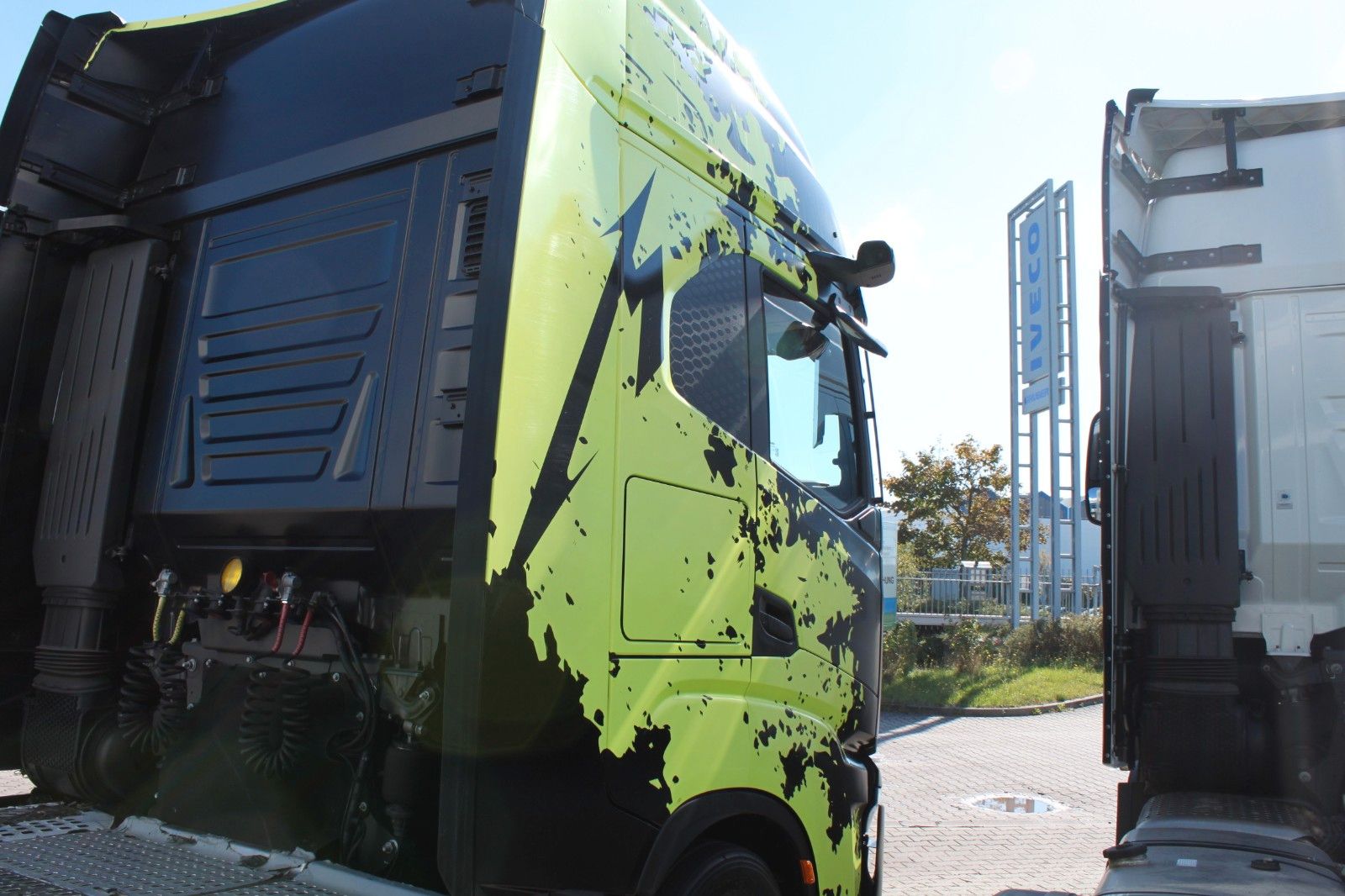 Fahrzeugabbildung Iveco S-Way AS440S50T/FP LT   GUN METAL