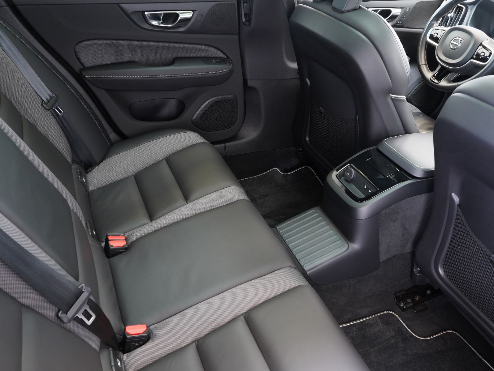 Fahrzeugabbildung Volvo V60 T6 AWD Recharge Plug-In R Design ACC/4C/AHK