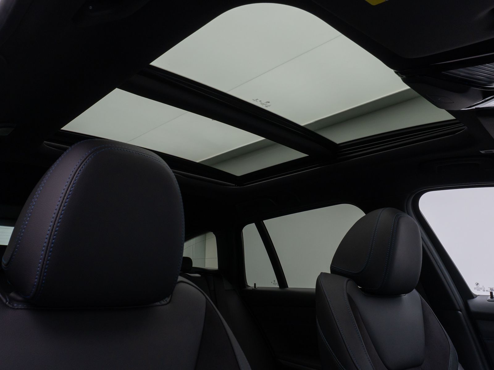 Fahrzeugabbildung BMW 330e M Sport Panorama Kamera HUD DAB HiFi AHK