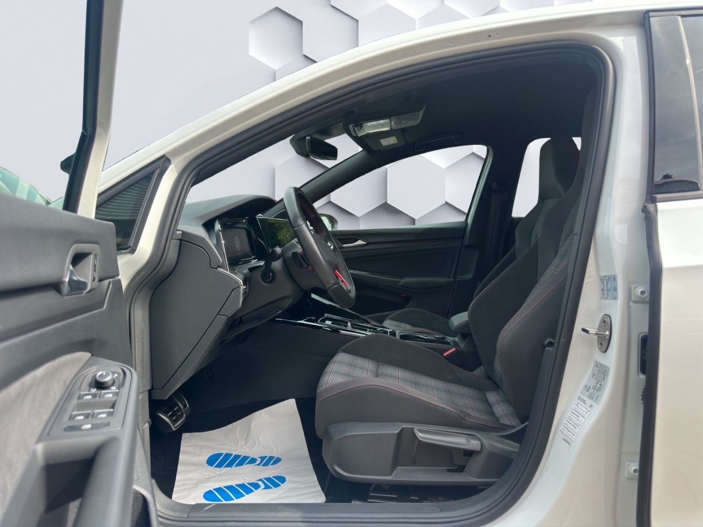 Golf GTI 2.0 TSI DSG 180kW LED AHZV Sitzheizung 