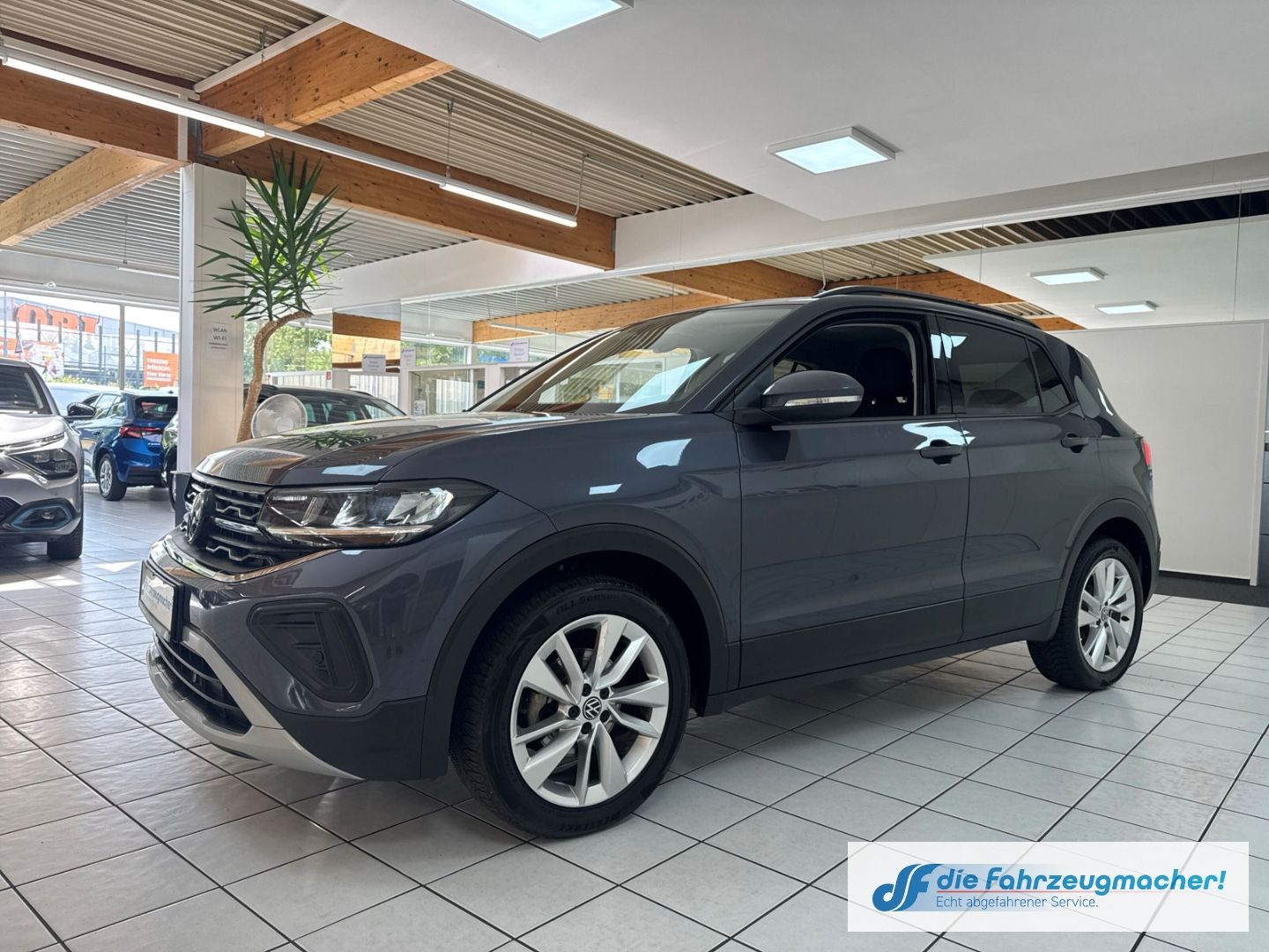 Fahrzeugabbildung Volkswagen T-Cross 1.0 TSI 85 kW Life Digitales Cockpit LED