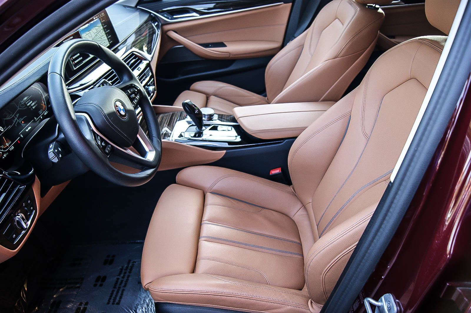 Fahrzeugabbildung BMW 530 d Touring H&K SOUND PANORAMA AVENTURINROT 3