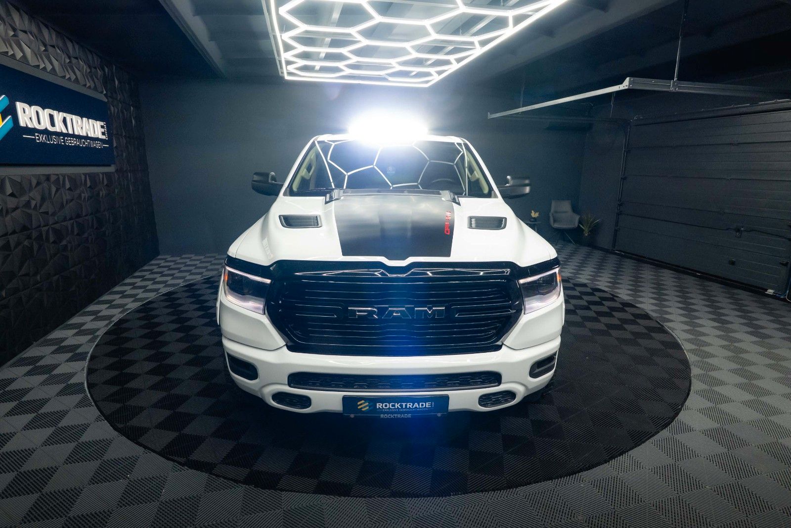 Fahrzeugabbildung Dodge RAM 5.7 V8 HEMI 4x4 OFFROAD Night-Paket *LED*