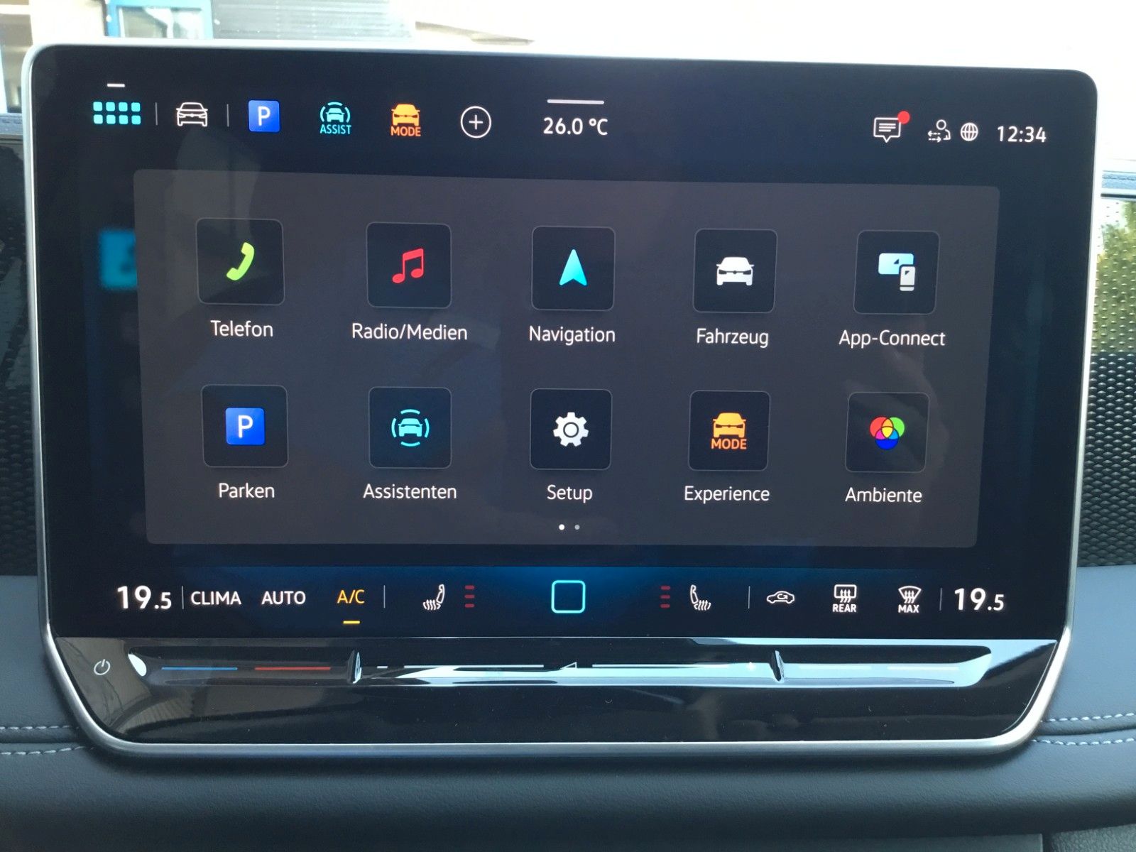Fahrzeugabbildung Volkswagen Tiguan 1.5 eTSI DSG Life+AHK+360°+18"+LED+AppCon