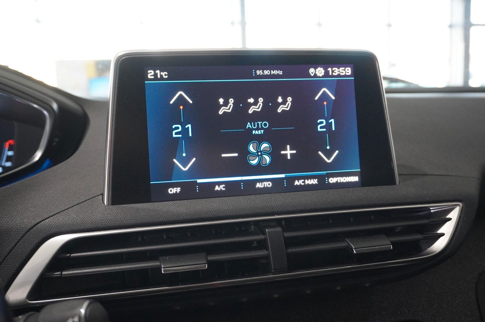 Fahrzeugabbildung Peugeot 3008 1.5D ALLURE NAVI/LED/KAMERA/VIRU./SHZ/AHK