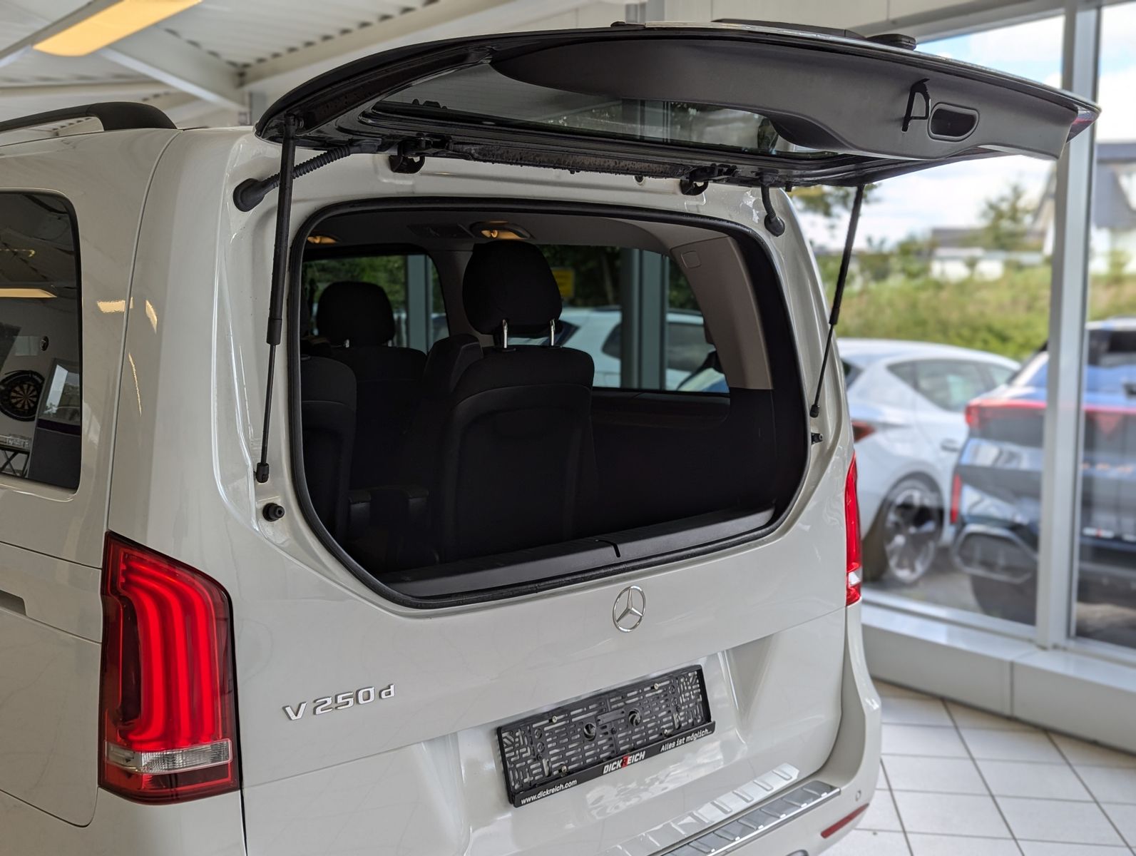 MERCEDES-BENZ V 250 d AMG EDITION lang Pano LED Kamera - Image 16