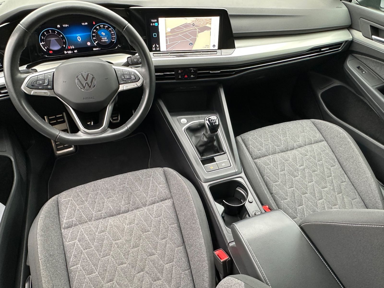 Fahrzeugabbildung Volkswagen Golf 1.5 TSI MOVE NAV+LED+GJR+ACC+SHZ+WIRELESS