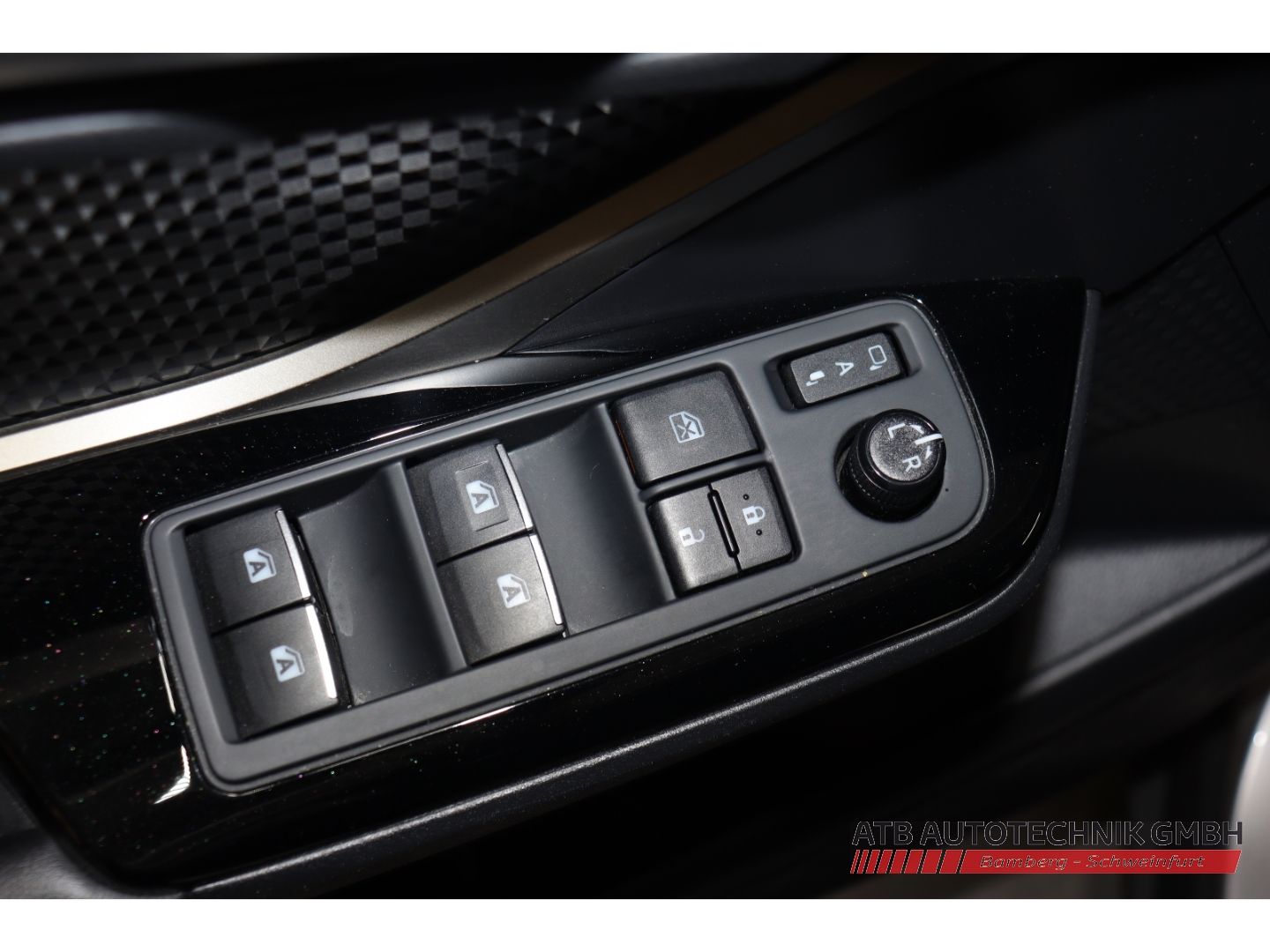 Fahrzeugabbildung Toyota C-HR Team D 1.2l Turbo Navi ACC DAB SHZ LenkradH