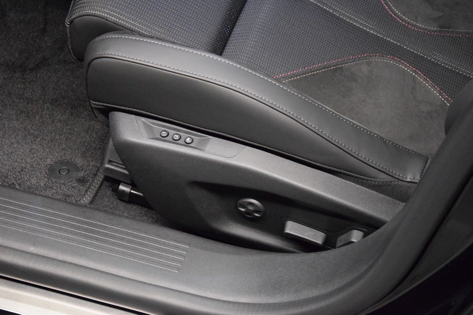 Fahrzeugabbildung DS Automobiles DS4 Performance Line Pure Tech 130 HuD Memory