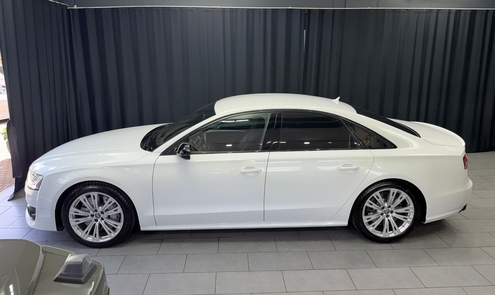 Fahrzeugabbildung Audi S8 4.0 TFSI quattro plus |KERAMIK|CARBON|MASSAGE