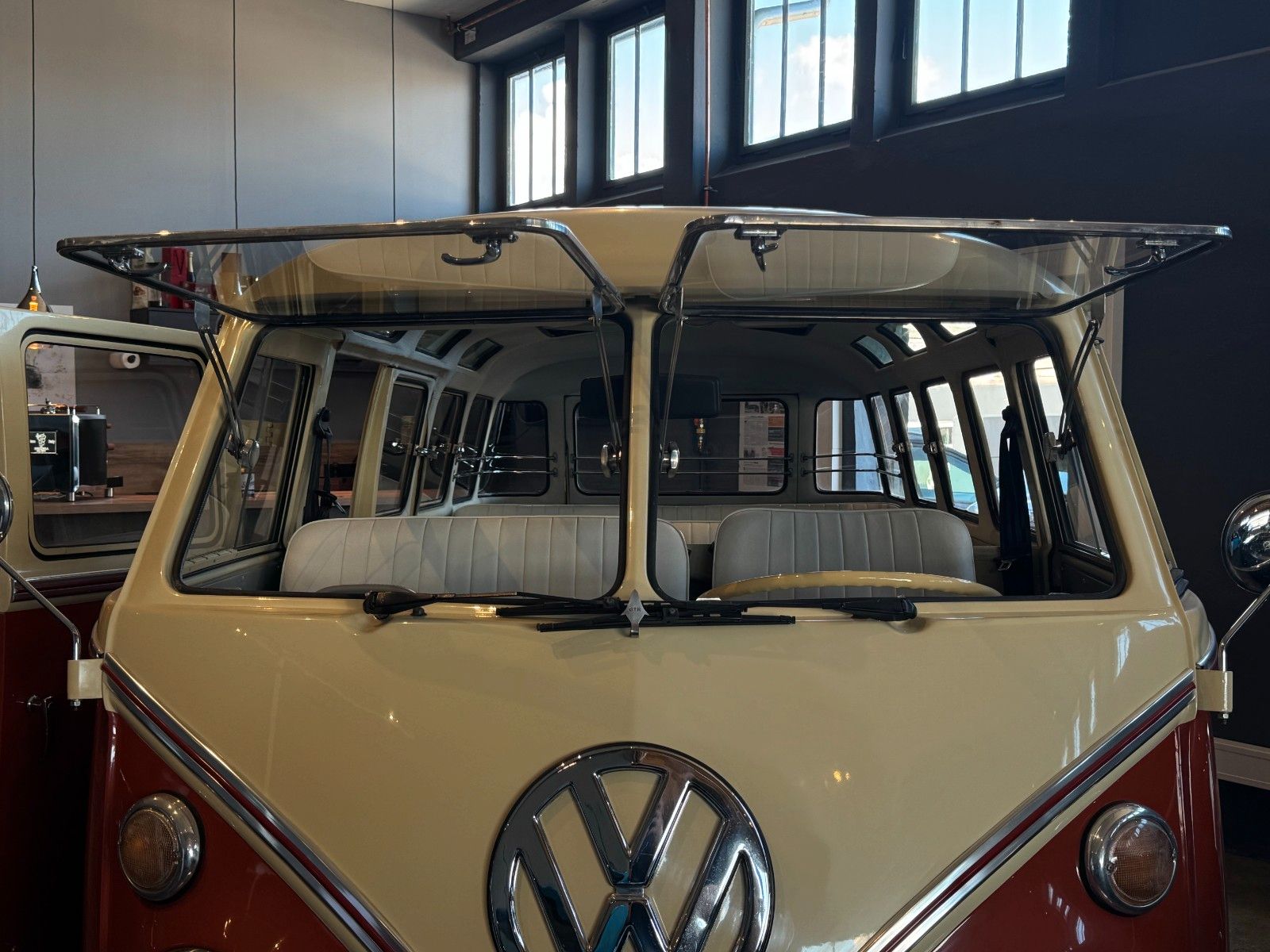 Fahrzeugabbildung Volkswagen T1 Samba 9-Sitzer Faltdach mit Panoramafenstern