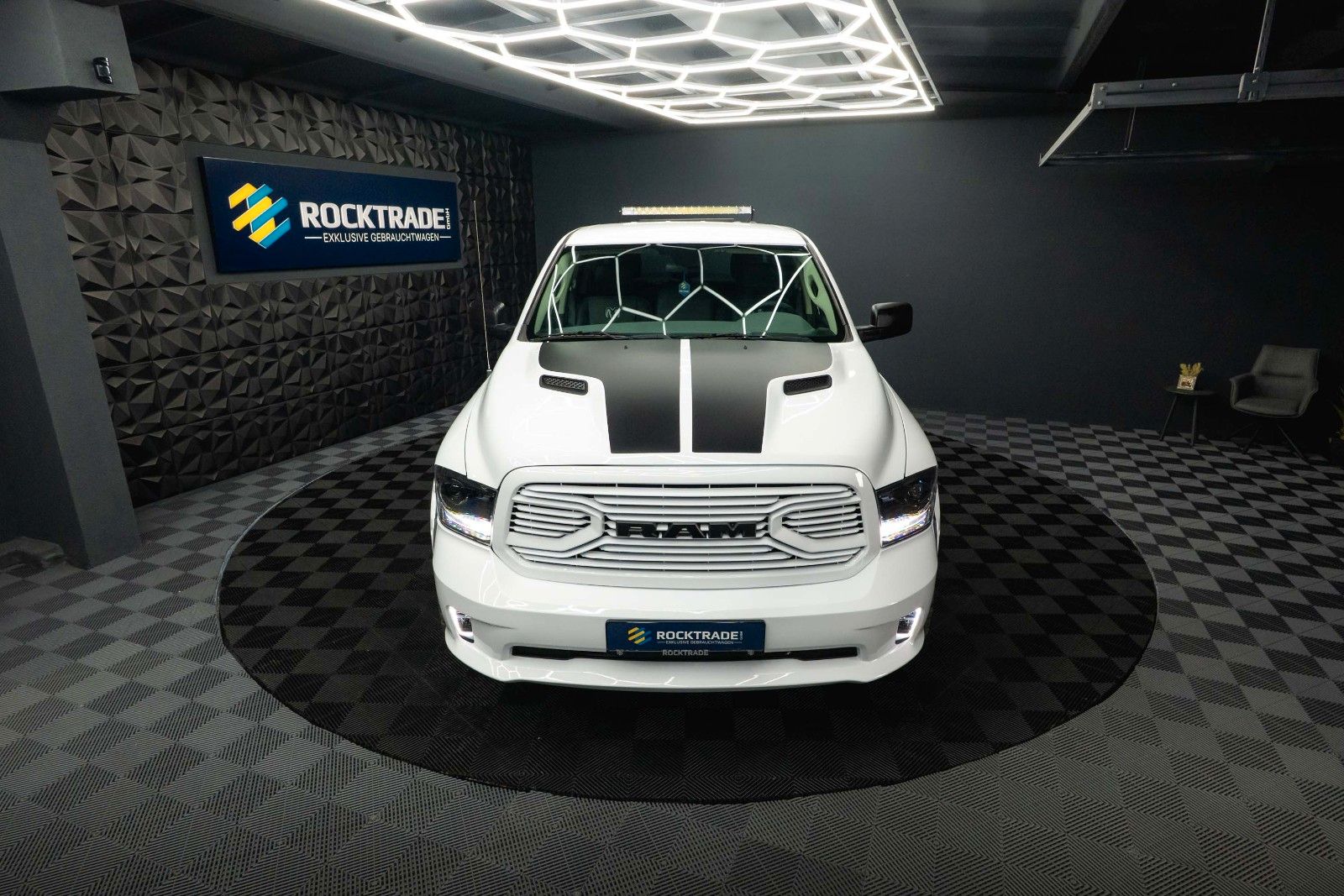 Fahrzeugabbildung Dodge RAM 5.7 V8 HEMI 4x4 OFFROAD Night-Paket *LED*19%
