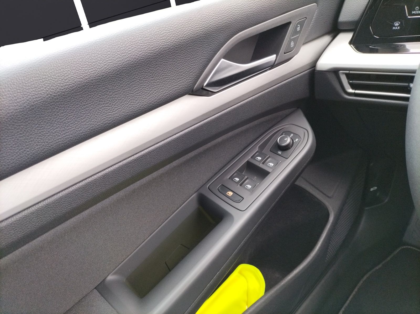 Fahrzeugabbildung Volkswagen Golf VIII TDI Life DSG LED Navi AID ACC PDC SH