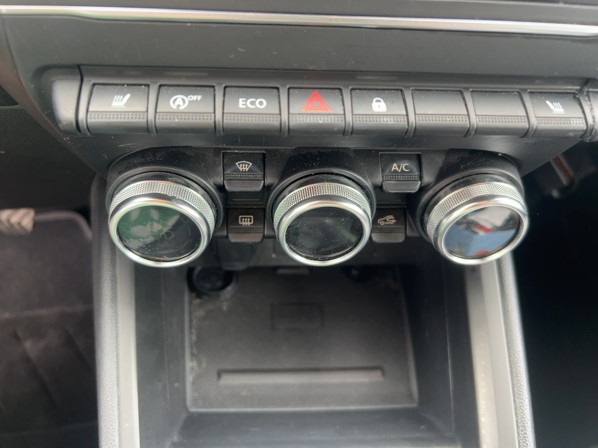 Fahrzeugabbildung Renault Clio TCe 140 Intens Navi Kamera SHZ - mit KI generiert/bearbeitet