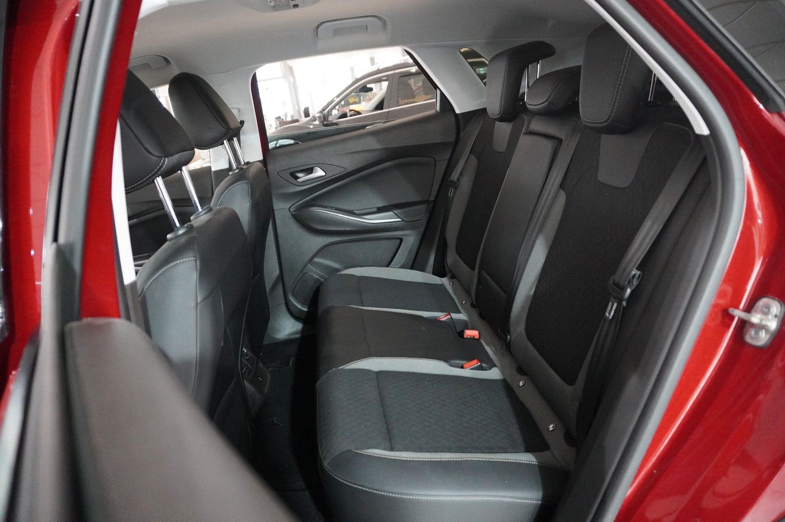 Fahrzeugabbildung Opel Grandland (X) 1.6 ELEGANCE HYBRID NAVI/SH/KAMERA