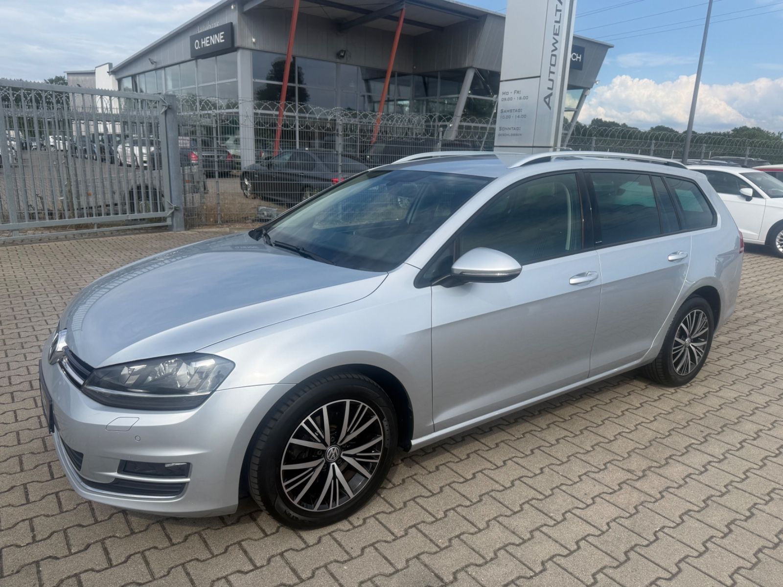 Volkswagen Golf - 1