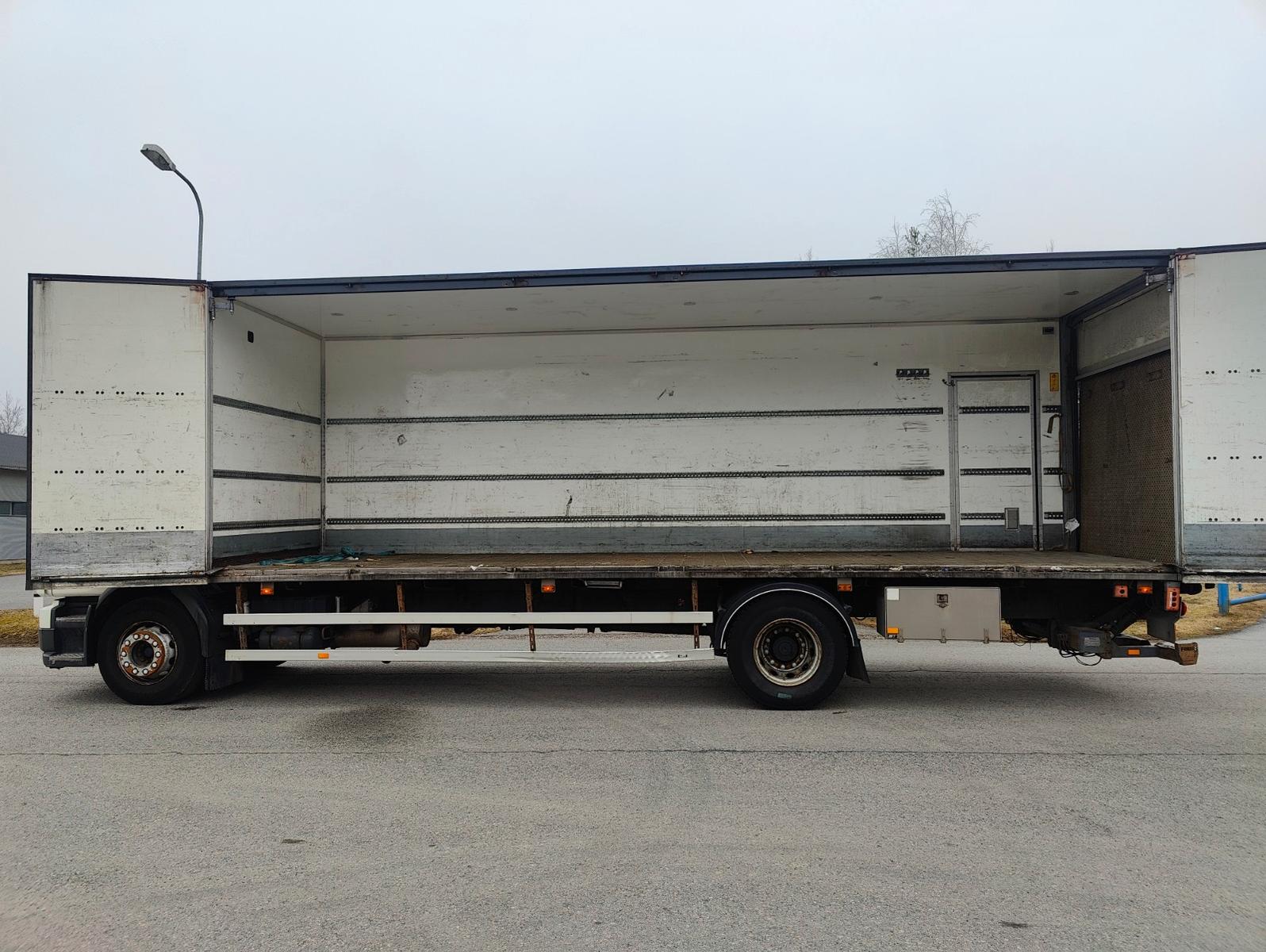 Volvo FL260 Full open side