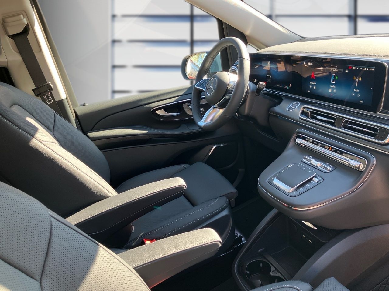Fahrzeugabbildung Mercedes-Benz V 300 d AVG/L 4x4 Avantgarde NAVI AHK LED 7-Sitz