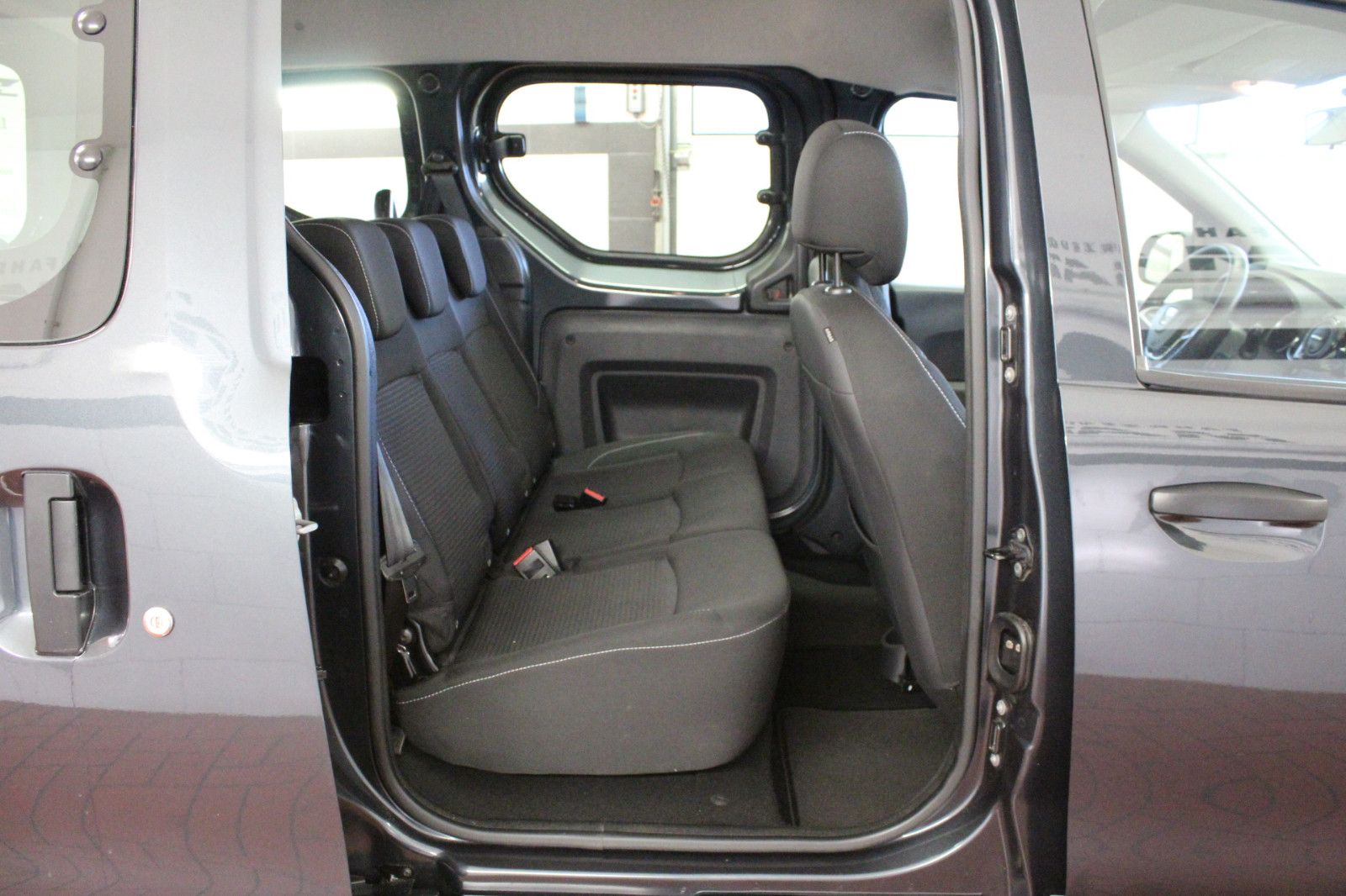 Fahrzeugabbildung Dacia Dokker 1.6 SCe 100 Laureate *Allwetterreifen*