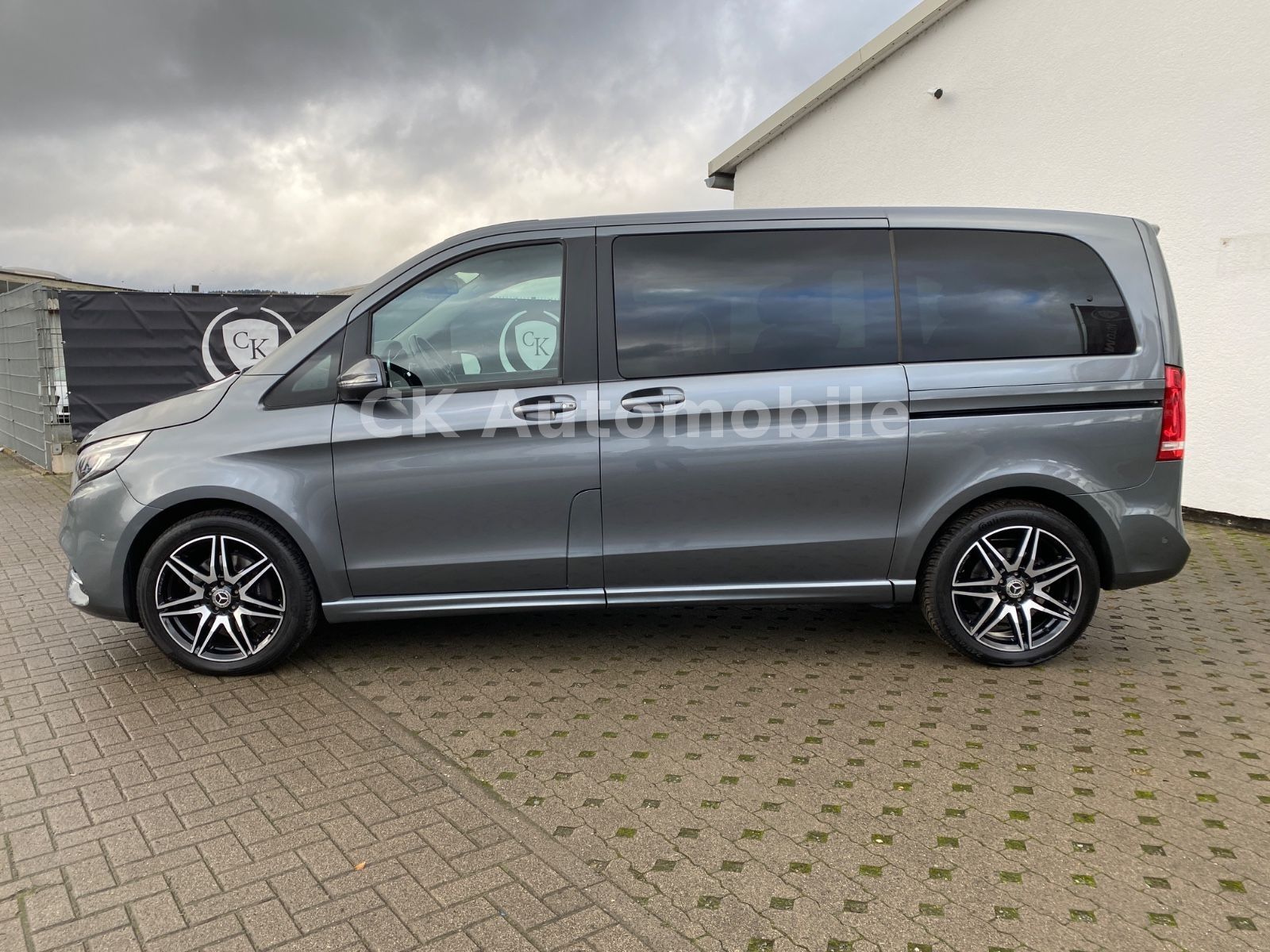 Fahrzeugabbildung Mercedes-Benz V 300d 4Matic Kompakt/AMG-Line/8 Sitze/360°/AHK