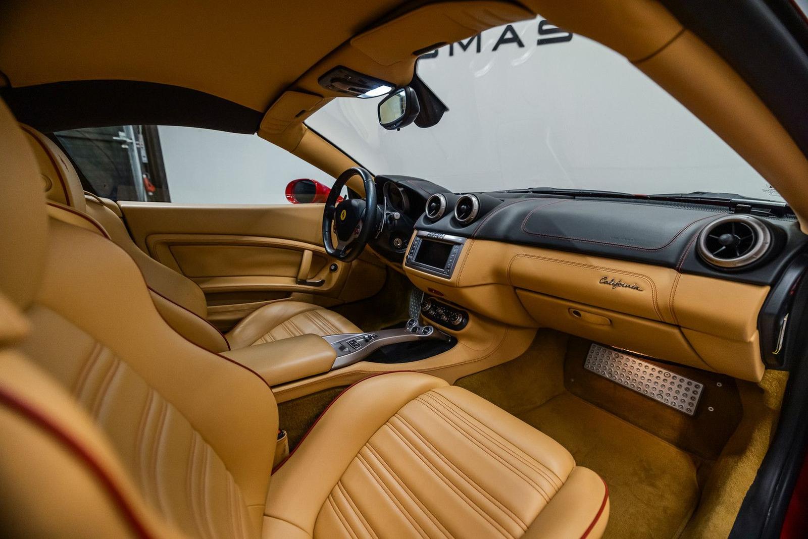 Ferrari California 30 4.3 V8 490 ch • Boîte F1 double embrayage • 29 600 km • Rouge / cuir beige