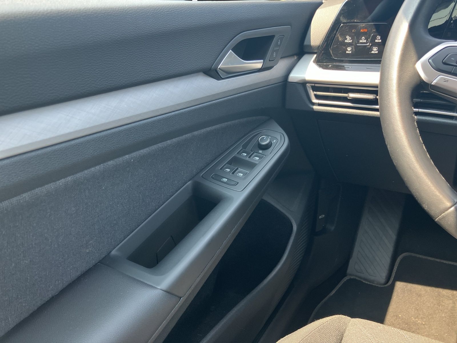 Fahrzeugabbildung Volkswagen Golf VIII eTSI Life DSG LED Navi ACC RFK