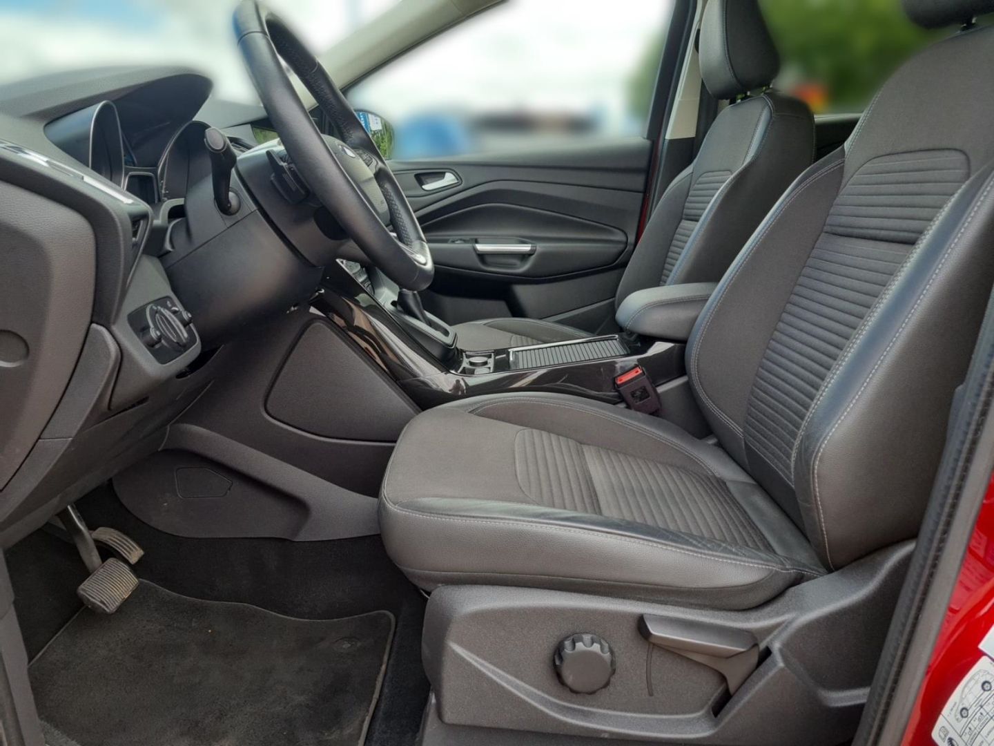 Fahrzeugabbildung Ford Kuga Titanium 1.5 AT Klima Rückfahrkamera PDC