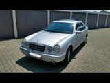Mercedes-Benz Mercedes E320 (W210) Leder, Scheckheft. - gebrauchte Mercedes-Benz E 320 aus dem Jahr 1996